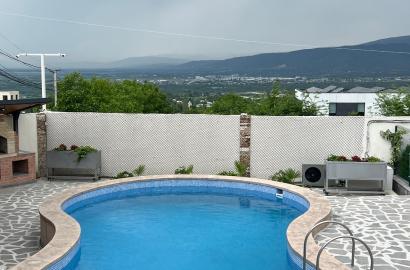 ქირავდება ახალი გარემონტებული 10 ოთახიანი სახლი საგურამოში